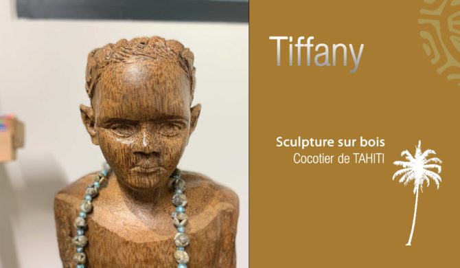 Tiffany est une sculpture de Russel YAHIYA sur du bois de cocotier de TAHITI