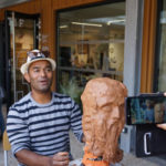 Russel YAHIYA photo du profil, représentant l'artiste en pleine création d'une oeuvre en terre