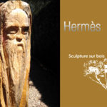 Hermès est une sculpture sur bois de Russel YAHIYA
